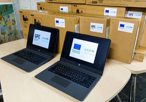 В Харькове 501 школьник получил ноутбуки для учебы. 