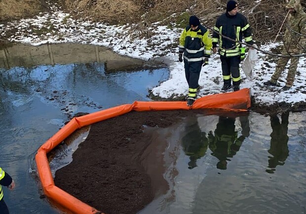 Утечка нефтепродуктов после удара по нефтебазе в Харькове: загрязнены реки в трех районах области. 