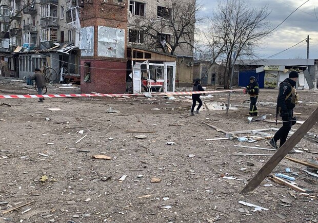Окупанти обстріляли "шахедами" та ракетами С-300 Шевченківський район Харкова. 