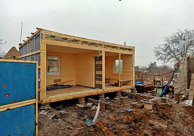 Під Харковом американці встановлюють модульні будинки для українців, які втратили житло. 