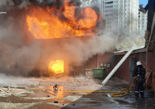 В центре Харькова сильный пожар: горит склад. 