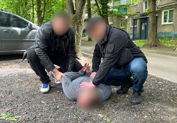 В Харькове мужчина устроил стрельбу на остановке транспорта: есть раненые. 
