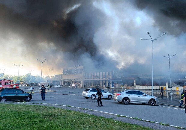 Щонайменше двоє загиблих, понад 20 поранених: Росія вдарила по будівельному гіпермаркету в Харкові. 