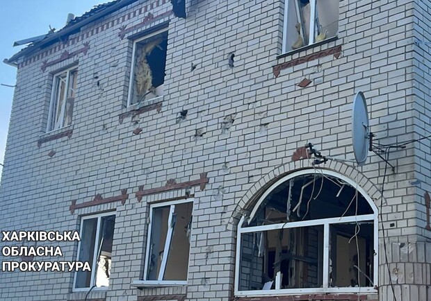 Окупанти завдали авіаудару по Київському району Харкова. 