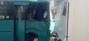 В Одессе водитель маршрутки врезался в фуру: что с пассажирами