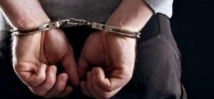 Надел парик и выпрыгнул из окна третьего этажа: в Днепре задержали преступника