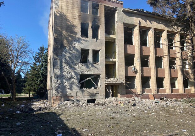 РФ обстреляла поселковый совет в Харьковской области: есть жертвы. 