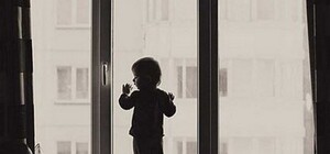 В Одесской области шестилетняя девочка выпала из окна шестого этажа и разбилась