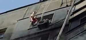 Харьковчанин отказался эвакуироваться из горящей многоэтажки, в которую попал КАБ, без своей собаки (видео)