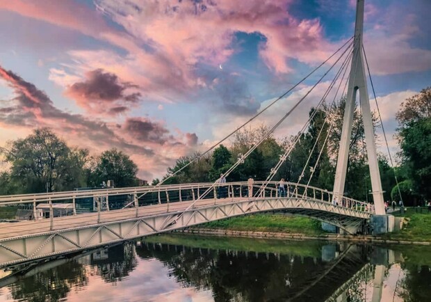 У сквері "Стрілка" у Харкові відремонтують підвісний міст. 