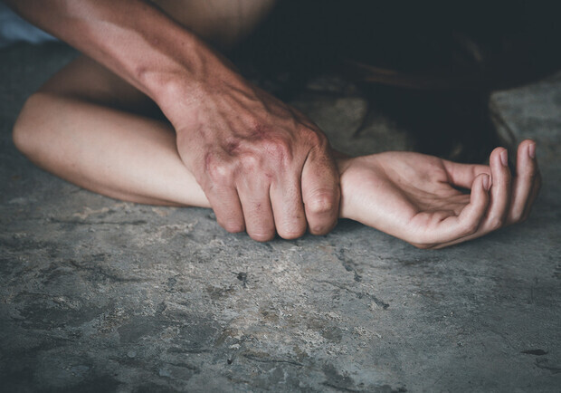 Под Одессой 48-летний мужчина изнасиловал 14-летнюю девочку, которая пошла в лесополосу за орехами