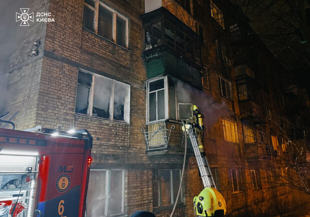 Спасатели тушат пожар в Шевченковском районе. Фото: ГСЧС Украины в Киеве