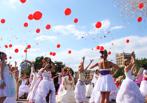 Невесты будут веселиться, играть в футбол, запускать воздушные шары. Фото paradnevest.com.ua