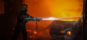 Пожежа на складі в Одесі: займання гасили майже пів сотні людей