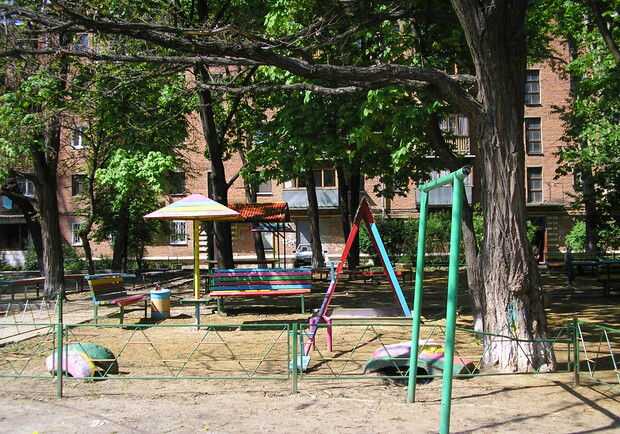 За период двухмесячника "Зеленая весна – 2011" в Дзержинском районе отремонтировали 185 детских площадок. Фото из архива "КП".