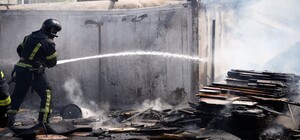 В Одессе горела СТО: получили повреждения автомобиль и здание