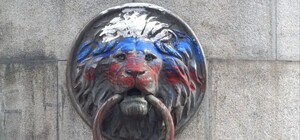 Постамент в центре Одессы закрасили в цвета флага РФ