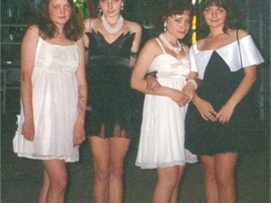 Свой праздничный наряд выпускница Чечетова (крайняя справа) смоделировала сама, а пошив доверила маме. Фото из личных архивов героев материала.