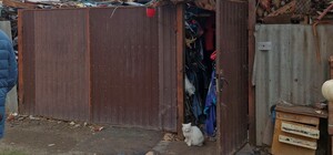 Под Харьковом местный житель у себя во дворе устроил свалку мусора: убирать пришлось коммунальщикам