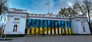 В Одесі з будівлі міської ради прибрали державні прапори: чому