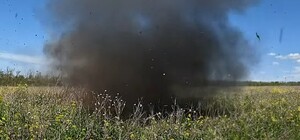 В Изюмском районе саперы обнаружили в поле особо опасные кассетные боеприпасы