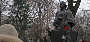 У Києві пропонують змінити напис на пам’ятнику Лесі Українки через елементи радянської пропаганди