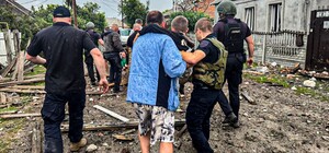 Из-под завалов спасли мать с ребенком: РФ атаковала Золочев КАБами