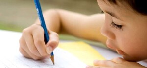 В Днепре обычная игра дома чуть не завершилась трагедией: ребенок упал спиной на карандаш