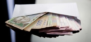 Користувалася карткою померлої матері-переселенки: під Харковом жінку підозрюють у шахрайстві