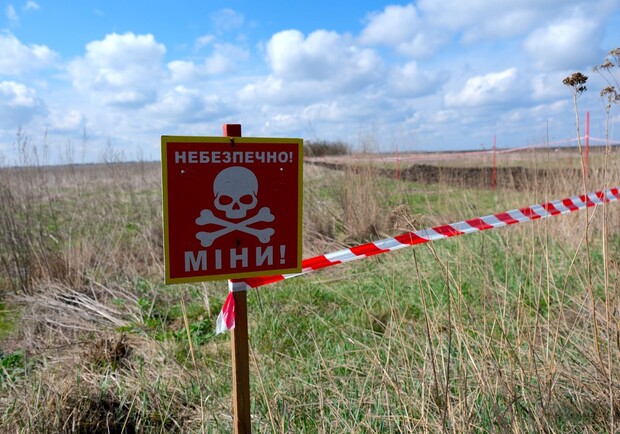 Под Харьковом автомобиль подорвался на мине. 