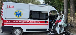 В Днепре на проспекте Богдана Хмельницкого скорая въехала в столб