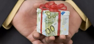У 2025 році українці сплачують податок з подарунків вартістю понад 2 000