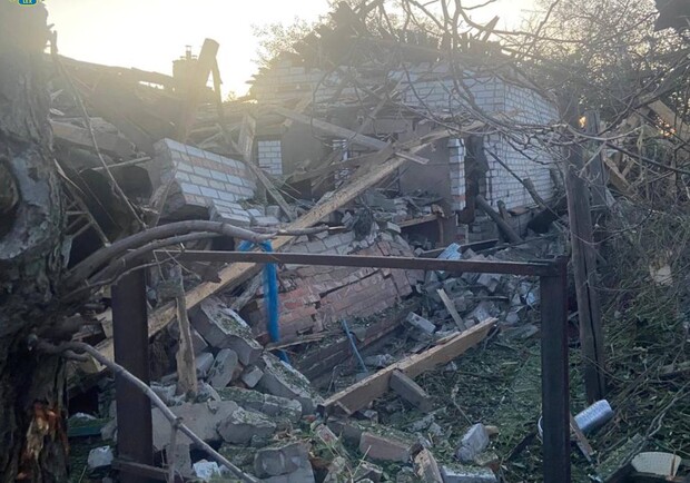 Целая семья погибла во время авиаудара рф по селу на Харьковщине. Фото: Харьковская облпрокуратура