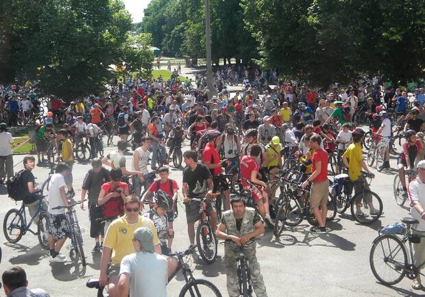 К центральной площади города начали стягиваться целые колонны велосипедистов. Фото "Спортивный Дозор"