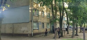 Бил и отрезал волосы: в Харькове мужчина ворвался в квартиру и удерживал в ней двух женщин