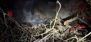 В ночной атаке на Днепропетровщину ранены люди, уничтожены десятки автомобилей и домов: что известно