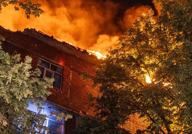 Окупанти вдарили безпілотником по підприємству на Салтівці. Фото: ДСНС