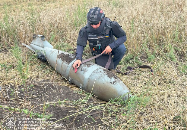 Во время сельхозработ под Купянском аграрии обнаружили несдетонированную авиабомбу. 