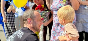 Впервые обнял маленького сына: в Одесскую область вернулся последний из пленных защитников Змеиного