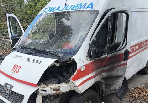 Російський дрон атакував автомобіль швидкої допомоги. 