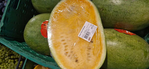 В одесском супермаркете продают желтый арбуз: сколько стоит экзотика