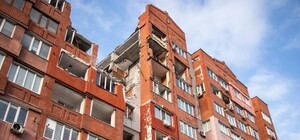 Днепр восстанавливает дом на Исполкомовской после ракетного удара: горсовет выделит почти 50 миллионов гривен