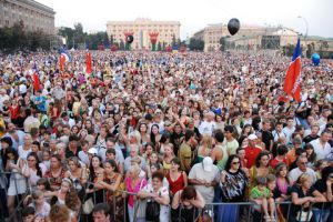 Фото пресс-службы горсовета. На площади Свободы в день Выпускника собралась многотысячная толпа.
