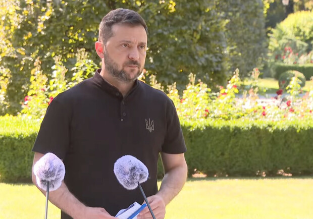 Зеленский: Россия может отойти вглубь оккупированных территорий, чтобы увеличить "буферную зону" - фото с брифинга Зеленского