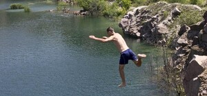 В Старых Кодаках парень разбился во время прыжка в карьер