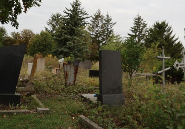 Под Харьковом рецидивист изнасиловал 15-летнюю девочку на кладбище. 