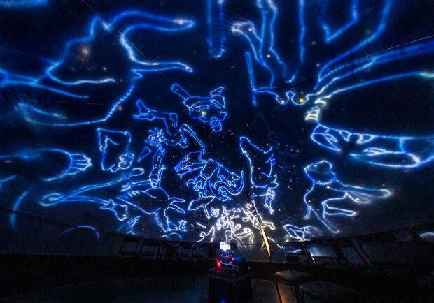 У центрі Харкова облаштовують мобільний планетарій. 