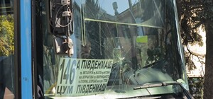 У Дніпрі чоловік розбив лобове скло маршрутки, намагаючись її зупинити