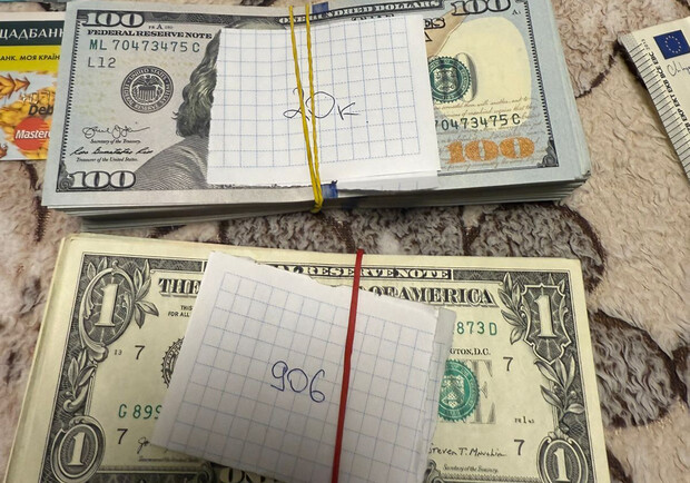 У Харкові співробітниця військової медкомісії за хабар переводила військових із бойових частин у тил. 