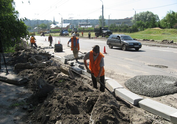 В уборке улично-дорожной сети Харькова задействованы 152 дорожных рабочих. Фото из архива "КП".